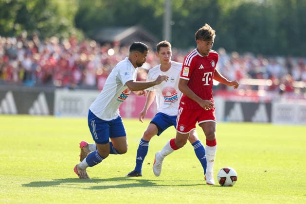 Tom Bischof (FC Bayern Muenchen, 08) mit Samet Yilmazer (FC Rottach-Egern, 07) und Tobias Schlichtner (FC Rottach-Egern, 18), GER, FC Rottach-Egern vs. FC Bayern Muenchen, Fussball, Testspiel, Saison 2026 2027, 30.07.2026, GER, FC Rottach-Egern vs. FC Bayern Muenchen, Fussball, Testspiel, Saison 2026 2027, 30.07.2026 Rottach-Egern *** Tom Bischof, FC Bayern Munich, 08, with Samet Yilmazer, FC Rottach Egern, 07, and Tobias Schlichtner, FC Rottach Egern, 18, GER, FC Rottach Egern vs. FC Bayern Munich, soccer, friendly match, 2026–2027 season, July 30, 2026, GER, FC Rottach Egern vs. FC Bayern Munich, Soccer, Friendly Match, 2026–2027 Season, July 30, 2026, Rottach Egern Copyright: xEibner-Pressefoto JennixMaulx EP_JML