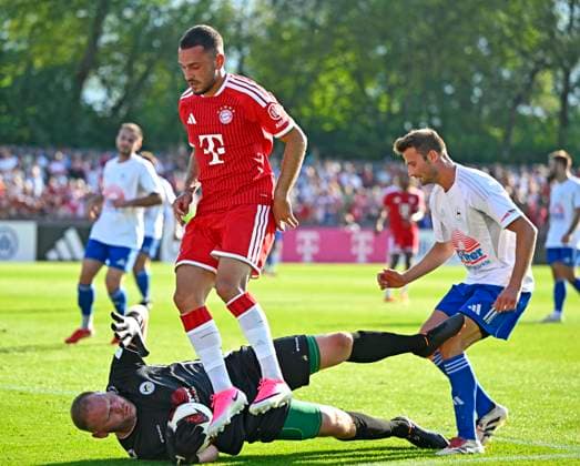 30.07.2026, Fussball Bundesliga 2026 2027, Trainingslager FC Bayern München in Rottach-Egern am Tegernsee (Bayern). Testspiel FC Rottach Egern - FC Bayern München, v.l. Kilian Zimmer (Rottach-Egern) gegen Arijon Ibrahimovic (FC Bayern München). *** July 30, 2026, 2026–2027 Bundesliga, FC Bayern Munich training camp in Rottach Egern on Lake Tegernsee, Bavaria; friendly match between FC Rottach Egern and FC Bayern Munich; from left: Kilian Zimmer (Rottach Egern) vs. Arijon Ibrahimovic (FC Bayern Munich)