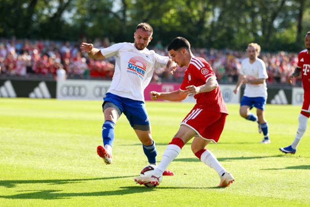 Felipe Chavez (FC Bayern Muenchen, 32) mit Fethullah Sourtsoglou (FC Rottach-Egern, 10), GER, FC Rottach-Egern vs. FC Bayern Muenchen, Fussball, Testspiel, Saison 2026 2027, 30.07.2026, GER, FC Rottach-Egern vs. FC Bayern Muenchen, Fussball, Testspiel, Saison 2026 2027, 30.07.2026 Rottach-Egern *** Felipe Chavez, FC Bayern Munich, 32, with Fethullah Sourtsoglou, FC Rottach Egern, 10, GER, FC Rottach Egern vs. FC Bayern Munich, Soccer, Friendly, 2026–2027 Season, July 30, 2026, GER, FC Rottach Egern vs. FC Bayern Munich, soccer, friendly match, 2026–2027 season, July 30, 2026, Rottach Egern Copyright: xEibner-Pressefoto JennixMaulx EP_JML