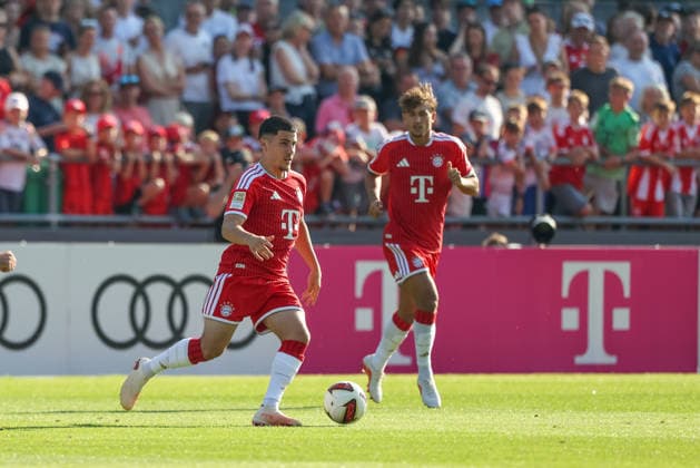 Felipe Chavez (FC Bayern Muenchen, 32) mit Ball mit Tom Bischof (FC Bayern Muenchen, 08), GER, FC Rottach-Egern vs. FC Bayern Muenchen, Fussball, Testspiel, Saison 2026 2027, 30.07.2026, GER, FC Rottach-Egern vs. FC Bayern Muenchen, Fussball, Testspiel, Saison 2026 2027, 30.07.2026 Rottach-Egern *** Felipe Chavez (FC Bayern Munich), 32, with the ball alongside Tom Bischof (FC Bayern Munich), 08, GER, FC Rottach Egern vs. FC Bayern Munich, soccer, friendly match, 2026–2027 season, July 30, 2026, GER, FC Rottach Egern vs. FC Bayern Munich, soccer, friendly match, 2026–2027 season, July 30, 2026, Rottach Egern Copyright: xEibner-Pressefoto JennixMaulx EP_JML