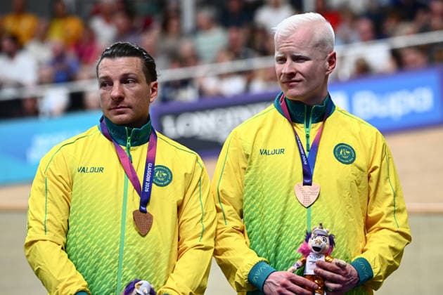 Glasgow 2026 Commonwealth Games Picture by Olly Hassell SWpix.com - 30 07 2026 - Glasgow 2026 Commonwealth Games - Track cycling, Rad, Radsport, Bahnrad, Bahn and Para Track Cycling - Sir Chris Hoy Velodrome, Glasgow, Scotland - Men s Tandem B 1000m TT Final - Podium - Kane Perris piloted by Luke Zaccaria of Australia on the podium after receiving the Bronze Medal Glasgow Sir Chris Hoy Velodrome Scotland Copyright: x xSWpix.comx(t axPhotographyxHubxLtd)xOllyxHassell SWpix.comx SWP-3030-16136