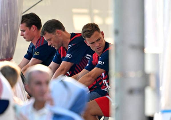30.07.2026, Fussball Bundesliga 2026 2027, Trainingslager FC Bayern München in Rottach-Egern am Tegernsee (Bayern). Testspiel FC Rottach Egern - FC Bayern München, v.l. Torwart Jonas Urbig (FC Bayern München), Torwart Manuel Neuer (FC Bayern München) und Joshua Kimmich (FC Bayern München) auf dem Ergometer Fahrrad. *** July 30, 2026, 2026–2027 Bundesliga season, FC Bayern Munich training camp in Rottach-Egern on Lake Tegernsee, Bavaria; friendly match between FC Rottach-Egern and FC Bayern Munich; from left: goalkeeper Jonas Urbig (FC Bayern Munich), goalkeeper Manuel Neuer (FC Bayern Munich), and Joshua Kimmich (FC Bayern Munich) on exercise bikes