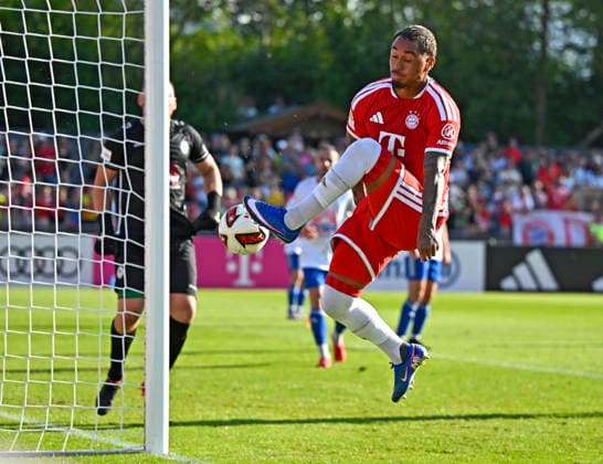 30.07.2026, Fussball Bundesliga 2026 2027, Trainingslager FC Bayern München in Rottach-Egern am Tegernsee (Bayern). Testspiel FC Rottach Egern - FC Bayern München, Armindo Sieb (FC Bayern München) am Ball gegen Kilian Zimmer (Rottach-Egern) *** July 30, 2026, 2026–2027 Bundesliga, FC Bayern Munich training camp in Rottach Egern on Lake Tegernsee, Bavaria; friendly match between FC Rottach Egern and FC Bayern Munich; Armindo Sieb of FC Bayern Munich in action against Kilian Zimmer of Rottach Egern