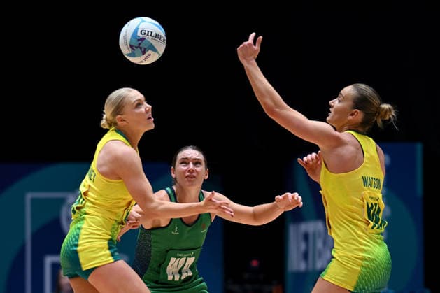 COM26 NETBALL, Liz Watson (right) and Kate Maloney of Australia compete for possession with Emma Magee of Northern Ireland during the Preliminary Round Pool A netball match between Australia and Northern Ireland at the Glasgow 2026 Commonwealth Games at The Hydro in Glasgow, Scotland, Thursday, July 30, 2026. ( NO ARCHIVING, EDITORIAL USE ONLY Glasgow United Kingdom  Copyright: xLUKASxCOCHx 20260731113999399947