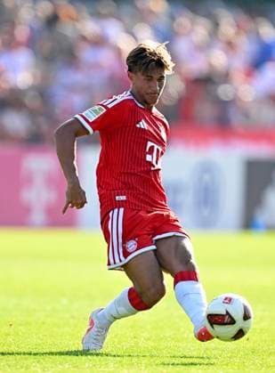 30.07.2026, Fussball Bundesliga 2026 2027, Trainingslager FC Bayern München in Rottach-Egern am Tegernsee (Bayern). Testspiel FC Rottach Egern - FC Bayern München, Tom Bischof (Bayern München) am Ball. *** July 30, 2026, 2026–2027 Bundesliga, FC Bayern Munich training camp in Rottach Egern on Lake Tegernsee, Bavaria; friendly match between FC Rottach Egern and FC Bayern Munich; Tom Bischof, FC Bayern Munich in action