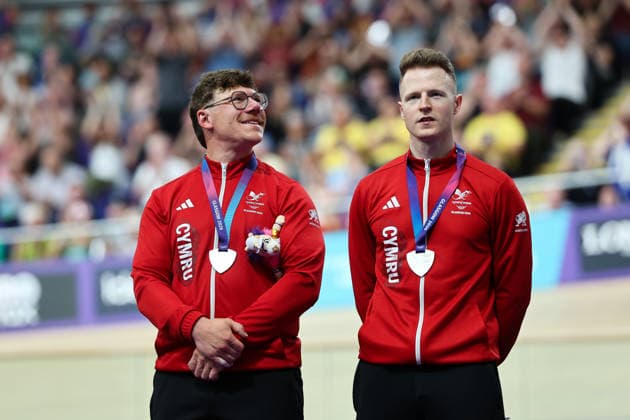 Glasgow 2026 Commonwealth Games Picture by Alex Whitehead SWpix.com - 30 07 2026 - Glasgow 2026 Commonwealth Games - Track cycling, Rad, Radsport, Bahnrad, Bahn and Para Track Cycling - Sir Chris Hoy Velodrome, Glasgow, Scotland - Men s Tandem B 1000m TT Final - Podium - James Ball and pilot Matthew Rotherham of Wales Commonwealth Silver Medal Glasgow Sir Chris Hoy Velodrome Scotland Copyright: x xSWpix.comx(t axPhotographyxHubxLtd)xAlexxWhitehead SWpix.comx SWP-3030-16140
