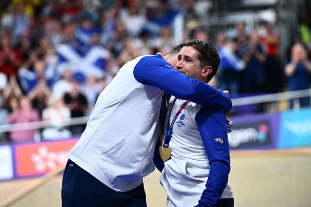 Glasgow 2026 Commonwealth Games Picture by Olly Hassell SWpix.com - 30 07 2026 - Glasgow 2026 Commonwealth Games - Track cycling, Rad, Radsport, Bahnrad, Bahn and Para Track Cycling - Sir Chris Hoy Velodrome, Glasgow, Scotland - Men s Tandem B 1000m TT Final - Podium - Neil Fachie piloted by Aaron Pope of Scotland on the podium after receiving the Commonwealth Gold Medal Glasgow Sir Chris Hoy Velodrome Scotland Copyright: x xSWpix.comx(t axPhotographyxHubxLtd)xOllyxHassell SWpix.comx SWP-3030-16148