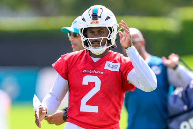 MIAMI GARDENS, FL - JULY 30: Miami Dolphins quarterback Malik Willis (2) gestures on the field during the Miami Dolphins Training Camp on July 30, 2026, at the Baptist Health Training Complex in Miami Gardens, FL. (Photo by Doug Murray Icon Sportswire) NFL, American Football Herren, USA JUL 30 Dolphins Training Camp EDITORIAL USE ONLY Icon796260730003