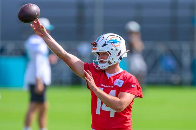 MIAMI GARDENS, FL - JULY 30: Miami Dolphins quarterback Quinn Ewers (14) throws the ball during the Miami Dolphins Training Camp on July 30, 2026, at the Baptist Health Training Complex in Miami Gardens, FL. (Photo by Doug Murray Icon Sportswire) NFL, American Football Herren, USA JUL 30 Dolphins Training Camp EDITORIAL USE ONLY Icon796260730023