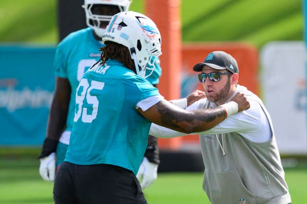 MIAMI GARDENS, FL - JULY 30: Miami Dolphins defensive line coach Austin Clark instructs Miami Dolphins defensive lineman Rene Konga (95) during the Miami Dolphins Training Camp on July 30, 2026, at the Baptist Health Training Complex in Miami Gardens, FL. (Photo by Doug Murray Icon Sportswire) NFL, American Football Herren, USA JUL 30 Dolphins Training Camp EDITORIAL USE ONLY Icon796260730029