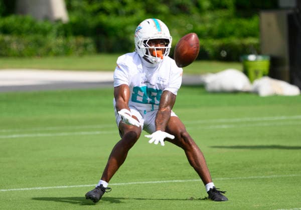 MIAMI GARDENS, FL - JULY 30: Miami Dolphins wide receiver AJ Henning (88) catches the ball during the Miami Dolphins Training Camp on July 30, 2026, at the Baptist Health Training Complex in Miami Gardens, FL. (Photo by Doug Murray Icon Sportswire) NFL, American Football Herren, USA JUL 30 Dolphins Training Camp EDITORIAL USE ONLY Icon796260730041