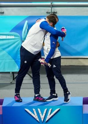 Cycle Pilot Aaron Pope & Neil Fachie MBE celebrate winning gold medals in the Men s Tandem B 1000m Time Trial. Glasgow 2026 Commonwealth Games, Day Eight, Glasgow, Scotland, UK - 30 Jul 2026Glasgow Scotland United Kingdom  Copyright: xStuartxWallace Shutterstockx 17016079t