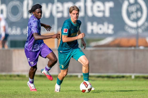 SOCCER - Augsburg vs Bournemouth, test match SAALFELDEN AM STEINERNEN MEER,AUSTRIA,30.JUL.26 - SOCCER - 1. DFL, 1. Deutsche Bundesliga, Premier League, FC Augsburg vs AFC Bournemouth, test match. Image shows Harold William (Bournemouth) and Milo Adleff (Augsburg).  GEPAxpictures xWolfgangxKofler