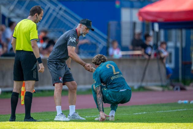 SOCCER - Augsburg vs Bournemouth, test match SAALFELDEN AM STEINERNEN MEER,AUSTRIA,30.JUL.26 - SOCCER - 1. DFL, 1. Deutsche Bundesliga, Premier League, FC Augsburg vs AFC Bournemouth, test match. Image shows head coach Marco Rose (Bournemouth) and Calvin Brackelmann (Augsburg).  GEPAxpictures xWolfgangxKofler