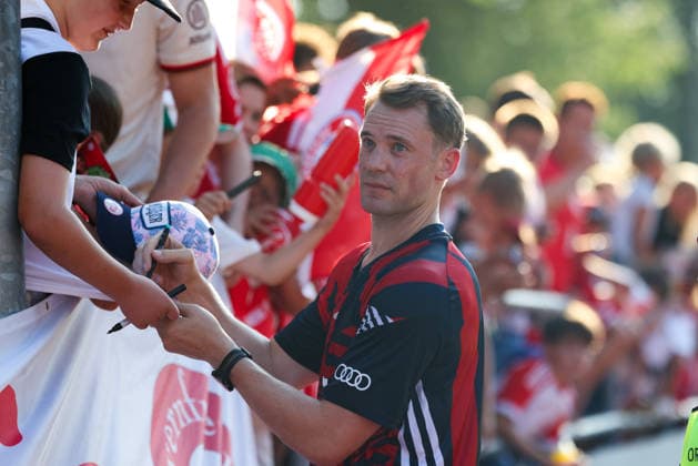 Manuel Neuer (FC Bayern Muenchen, 01) gibt Autogramme in der Halbzeit, GER, FC Rottach-Egern vs. FC Bayern Muenchen, Fussball, Testspiel, Saison 2026 2027, 30.07.2026, GER, FC Rottach-Egern vs. FC Bayern Muenchen, Fussball, Testspiel, Saison 2026 2027, 30.07.2026 Rottach-Egern *** Manuel Neuer of FC Bayern Munich, No. 01, signs autographs at halftime, GER, FC Rottach Egern vs. FC Bayern Munich, soccer, friendly match, 2026–2027 season, July 30, 2026, GER, FC Rottach Egern vs. FC Bayern Munich, soccer, friendly match, 2026–2027 season, July 30, 2026, Rottach Egern Copyright: xEibner-Pressefoto JennixMaulx EP_JML