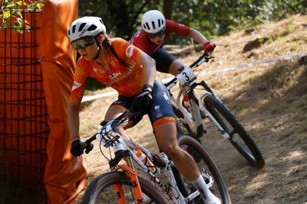 30.07.2026, Monteceneri, Monte Ceneri, 2026 UEC MTB European Championship, EM, Europameisterschaft XCC Women U23 s Final (cross country short track) Mae Cabaca 17 (NED) and Lisa Kristine Jorde 3 (NOR) Monteceneri Monte Ceneri Ticino Switzerland *** July 30, 2026, Monteceneri, Monte Ceneri, 2026 UEC MTB European Championship XCC Women U23 Final, cross-country short track: Mae Cabaca (17, NED) and Lisa Kristine Jorde (3, NOR), Monteceneri, Monte Ceneri, Ticino, Switzerland Copyright: xJustPictures.ch FrancescoxMinghettix jp-en-FrMi-_NG_1403