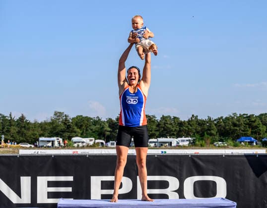 Czech Championships in Racice, July 30, 2026. K1 500 m Women category. Winner Anezka Paloudova wiht her son Jonatan. (CTKxPhoto OndrejxHajek) CTKPhotoP2026073007334  CTKPhotoP2026073007334