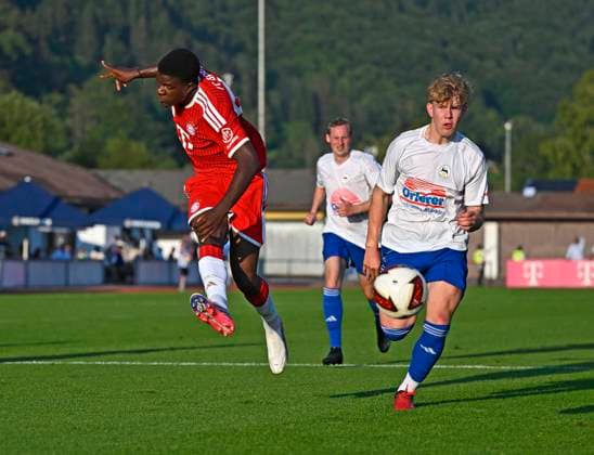 30.07.2026, Fussball Bundesliga 2026 2027, Trainingslager FC Bayern München in Rottach-Egern am Tegernsee (Bayern). Testspiel FC Rottach Egern - FC Bayern München, Bastian Assomo (FC Bayern München) gegen Leo Wiefarn (FC Rottach-Egern) *** July 30, 2026, 2026–2027 Bundesliga, FC Bayern Munich training camp in Rottach Egern on Lake Tegernsee, Bavaria; friendly match between FC Rottach Egern and FC Bayern Munich; Bastian Assomo (FC Bayern Munich) vs. Leo Wiefarn (FC Rottach Egern)