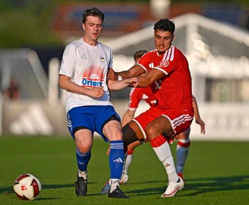 30.07.2026, Fussball Bundesliga 2026 2027, Trainingslager FC Bayern München in Rottach-Egern am Tegernsee (Bayern). Testspiel FC Rottach Egern - FC Bayern München, Aleksandar Pavlovic (re, FC Bayern München) setzt sich durch. *** July 30, 2026, 2026–2027 Bundesliga, FC Bayern Munich training camp in Rottach Egern on Lake Tegernsee, Bavaria; friendly match between FC Rottach Egern and FC Bayern Munich; Aleksandar Pavlovic (right); FC Bayern Munich prevails