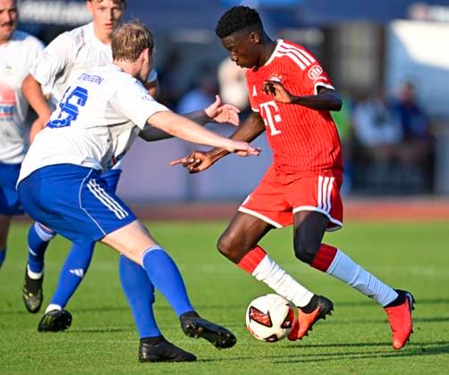 30.07.2026, Fussball Bundesliga 2026 2027, Trainingslager FC Bayern München in Rottach-Egern am Tegernsee (Bayern). Testspiel FC Rottach Egern - FC Bayern München, Bara Ndiaye (FC Bayern München) setzt sich durch. *** July 30, 2026, 2026–2027 Bundesliga, FC Bayern Munich training camp in Rottach-Egern on Lake Tegernsee, Bavaria; friendly match between FC Rottach-Egern and FC Bayern Munich; Bara Ndiaye; FC Bayern Munich prevails