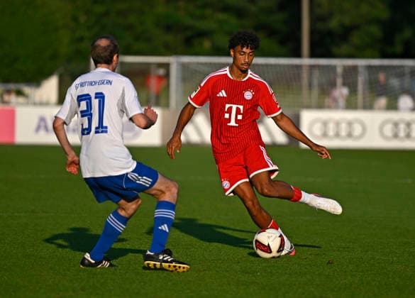 30.07.2026, Fussball Bundesliga 2026 2027, Trainingslager FC Bayern München in Rottach-Egern am Tegernsee (Bayern). Testspiel FC Rottach Egern - FC Bayern München, v.l. Domenik Pfluger (FC Rottach-Egern) gegen Nathaniel Brown (FC Bayern München) . *** July 30, 2026, 2026–2027 Bundesliga, FC Bayern Munich training camp in Rottach Egern on Lake Tegernsee, Bavaria; friendly match between FC Rottach Egern and FC Bayern Munich; from left: Domenik Pfluger (FC Rottach Egern) vs. Nathaniel Brown (FC Bayern Munich)