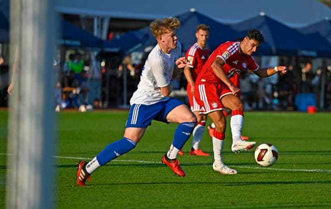 30.07.2026, Fussball Bundesliga 2026 2027, Trainingslager FC Bayern München in Rottach-Egern am Tegernsee (Bayern). Testspiel FC Rottach Egern - FC Bayern München, Aleksandar Pavlovic (Bayern München) trifft zum 13:0. *** July 30, 2026, 2026–2027 Bundesliga, FC Bayern Munich training camp in Rottach Egern on Lake Tegernsee, Bavaria; friendly match between FC Rottach Egern and FC Bayern Munich; Aleksandar Pavlovic; Bayern Munich wins 13–0