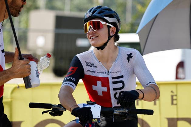 30.07.2026, Monteceneri, Monte Ceneri, 2026 UEC MTB European Championship, EM, Europameisterschaft XCC Women Elite s Final (cross country short track) Ronja Blöchinger 6 (SUI) chilling before the race Monteceneri Monte Ceneri Ticino Switzerland *** July 30, 2026, Monteceneri, Monte Ceneri, 2026 UEC MTB European Championship XCC Women s Elite Final, cross-country short track, Ronja Blöchinger 6 SUI, chilling before the race, Monteceneri, Monte Ceneri, Ticino, Switzerland Copyright: xJustPictures.ch FrancescoxMinghettix jp-en-FrMi-_NG_0015