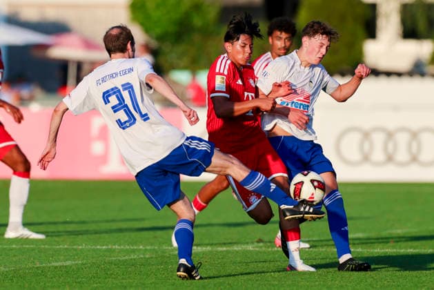 Dominik Pfluger (FC Rottach-Egern), Nuraj Skender (FC Bayern München) und Michael Lamm (FC Rottach-Egern) kämpfen um den Ball, Friendly match, FC Rottach-Egern v FC Bayern München, Stadion Birkenmoos am 30. July 2026 in Rottach-Egern, Deutschland. (Foto von Marco Steinbrenner DeFodi Images) Dominik Pfluger (FC Rottach-Egern), Nuraj Skender (FC Bayern München) und Michael Lamm (FC Rottach-Egern) battle for the ball, Friendly match, FC Rottach-Egern v FC Bayern München, Stadion Birkenmoos, July 30, 2026 in Rottach-Egern, Germany. (Photo by Marco Steinbrenner DeFodi Images) - *** Dominik Pfluger (FC Rottach Egern), Nuraj Skender (FC Bayern Munich), and Michael Lamm (FC Rottach Egern) battle for the ball, Friendly match, FC Rottach Egern vs. FC Bayern Munich, Birkenmoos Stadium on July 30, 2026, in Rottach Egern, Germany Photo by Marco Steinbrenner, DeFodi Images: Dominik Pfluger (FC Rottach Egern), Nuraj Skender (FC Bayern Munich), and Michael Lamm (FC Rottach Egern) battle for the ball, Friendly match, FC Rottach Egern vs. FC Bayern Munich, Birkenmoos Stadium, July 30, 2026, in Rottach Egern, Germany. Photo by Marco Steinbrenner, DeFodi Images