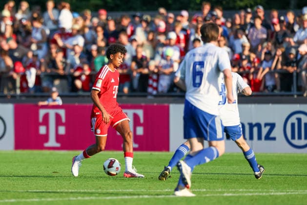 Nathaniel Brown (FC Bayern Muenchen, 11) mit Ball mit Gabriel Kiekenbeck (FC Rottach-Egern, 06), GER, FC Rottach-Egern vs. FC Bayern Muenchen, Fussball, Testspiel, Saison 2026 2027, 30.07.2026, GER, FC Rottach-Egern vs. FC Bayern Muenchen, Fussball, Testspiel, Saison 2026 2027, 30.07.2026 Rottach-Egern *** Nathaniel Brown (FC Bayern Munich), No. 11, with the ball, alongside Gabriel Kiekenbeck (FC Rottach Egern), No. 06, GER, FC Rottach Egern vs. FC Bayern Munich, Soccer, Friendly Match, 2026–2027 Season, July 30, 2026, GER, FC Rottach Egern vs. FC Bayern Munich, soccer, friendly match, 2026–2027 season, July 30, 2026, Rottach Egern Copyright: xEibner-Pressefoto JennixMaulx EP_JML