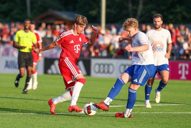 Guido Della Rovere (FC Bayern Muenchen, 47) mit Ball, mit Leo Wiefarn (FC Rottach-Egern, 17), GER, FC Rottach-Egern vs. FC Bayern Muenchen, Fussball, Testspiel, Saison 2026 2027, 30.07.2026, GER, FC Rottach-Egern vs. FC Bayern Muenchen, Fussball, Testspiel, Saison 2026 2027, 30.07.2026 Rottach-Egern *** Guido Della Rovere, FC Bayern Munich, 47, with the ball, with Leo Wiefarn, FC Rottach Egern, 17, GER, FC Rottach Egern vs. FC Bayern Munich, soccer, friendly match, 2026–2027 season, July 30, 2026, GER, FC Rottach Egern vs. FC Bayern Munich, soccer, friendly match, 2026–2027 season, July 30, 2026, Rottach Egern Copyright: xEibner-Pressefoto JennixMaulx EP_JML