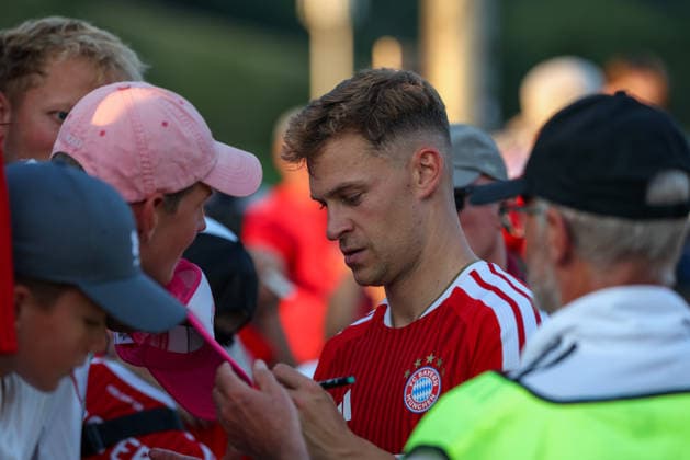 Joshua Kimmich (FC Bayern Muenchen, 06) schreibt Autogramme nach dem Spiel, Fans, GER, FC Rottach-Egern vs. FC Bayern Muenchen, Fussball, Testspiel, Saison 2026 2027, 30.07.2026, GER, FC Rottach-Egern vs. FC Bayern Muenchen, Fussball, Testspiel, Saison 2026 2027, 30.07.2026 Rottach-Egern *** Joshua Kimmich of FC Bayern Munich, 06, signs autographs after the game; fans; GER; FC Rottach Egern vs. FC Bayern Munich; soccer; friendly match; 2026–2027 season; July 30, 2026; GER, FC Rottach Egern vs. FC Bayern Munich, soccer, friendly match, 2026–2027 season, July 30, 2026, Rottach Egern Copyright: xEibner-Pressefoto JennixMaulx EP_JML