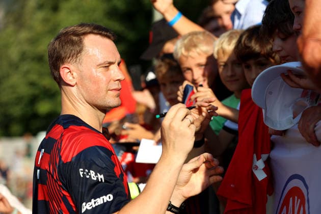 Fussball, Herren, Bundesliga, Saison 2026 2027, FC Rottach-Egern - FC Bayern München, Testspiel, Trainingslager, Rottach-Egern Manuel Neuer (FC Bayern München) beim Autogramme schreiben bei den Fans *** Soccer, Men s, Bundesliga, 2026–2027 Season, FC Rottach Egern vs. FC Bayern Munich, Friendly Match, Training Camp, Rottach Egern: Manuel Neuer of FC Bayern Munich signing autographs for fans