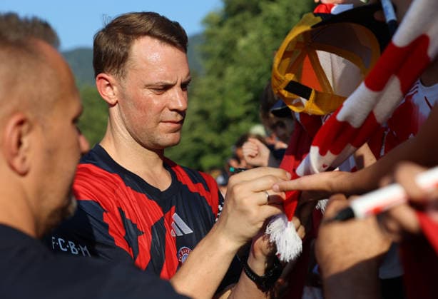 Fussball, Herren, Bundesliga, Saison 2026 2027, FC Rottach-Egern - FC Bayern München, Testspiel, Trainingslager, Rottach-Egern Manuel Neuer (FC Bayern München) beim Autogramme schreiben bei den Fans *** Soccer, Men s, Bundesliga, 2026–2027 Season, FC Rottach Egern vs. FC Bayern Munich, Friendly Match, Training Camp, Rottach Egern: Manuel Neuer of FC Bayern Munich signing autographs for fans