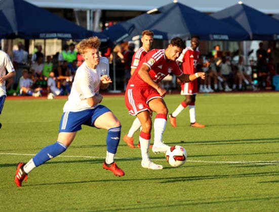Fussball, Herren, Bundesliga, Saison 2026 2027, FC Rottach-Egern - FC Bayern München, Testspiel, Trainingslager, Rottach-Egern 0:13 durch Aleksandar Pavlovic (FC Bayern München), Tor, Weitschuss *** Soccer, Men s, Bundesliga, 2026–2027 Season, FC Rottach Egern vs. FC Bayern Munich, Friendly Match, Training Camp, Rottach Egern 0–13 (goal by Aleksandar Pavlovic, FC Bayern Munich), Goal, Long-Range Shot