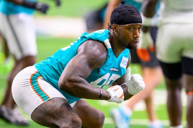MIAMI GARDENS, FL - JULY 30: Miami Dolphins linebacker Clelin Ferrell (98) warms up during the Miami Dolphins Training Camp on July 30, 2026, at the Baptist Health Training Complex in Miami Gardens, FL. (Photo by Doug Murray Icon Sportswire) NFL, American Football Herren, USA JUL 30 Dolphins Training Camp EDITORIAL USE ONLY Icon796260730077