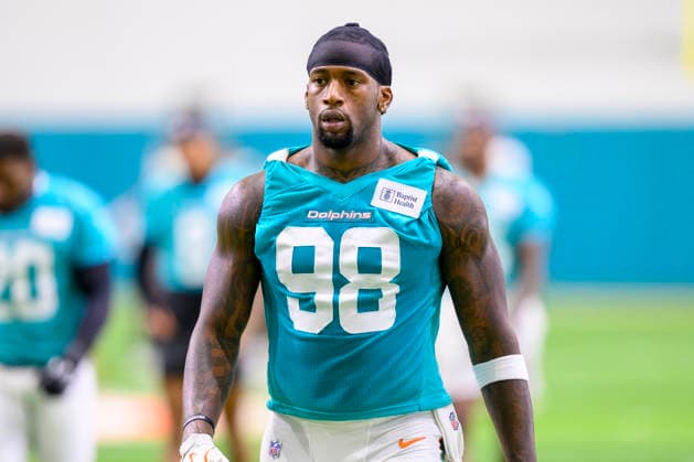 MIAMI GARDENS, FL - JULY 30: Miami Dolphins linebacker Clelin Ferrell (98) warms up during the Miami Dolphins Training Camp on July 30, 2026, at the Baptist Health Training Complex in Miami Gardens, FL. (Photo by Doug Murray Icon Sportswire) NFL, American Football Herren, USA JUL 30 Dolphins Training Camp EDITORIAL USE ONLY Icon796260730078
