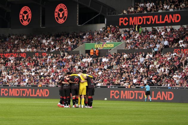 Midtjylland v Besiktas - UEFA Europa League HERNING, DENMARK - JULY 30: Players of Midtjylland gather to discuss tactics ahead of the UEFA Europa League second qualifying round second-leg match between Midtjylland and Besiktas at MCH Arena in Herning, Denmark, on July 30, 2026. Arife Karakum Anadolu Herning Denmark. Editorial use only. Please get in touch for any other usage.  Copyright: x2026xAnadoluxArifexKarakumx