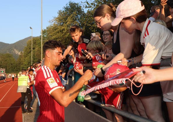 Fussball, Herren, Bundesliga, Saison 2026 2027, FC Rottach-Egern - FC Bayern München, Testspiel, Trainingslager, Rottach-Egern Aleksandar Pavlovic (FC Bayern München) beim Autogramme schreiben bei den Fans *** Soccer, Men s, Bundesliga, 2026–2027 Season, FC Rottach Egern vs. FC Bayern Munich, Friendly Match, Training Camp, Rottach Egern: Aleksandar Pavlovic of FC Bayern Munich signing autographs for fans