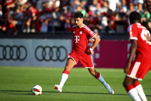 Fussball, Herren, Bundesliga, Saison 2026 2027, FC Rottach-Egern - FC Bayern München, Testspiel, Trainingslager, Rottach-Egern Aleksandar Pavlovic (FC Bayern München) spielt einen Ball *** Soccer, Men s, Bundesliga, 2026–2027 Season, FC Rottach Egern vs. FC Bayern Munich, Friendly Match, Training Camp, Rottach Egern, Aleksandar Pavlovic, FC Bayern Munich Kicks the Ball