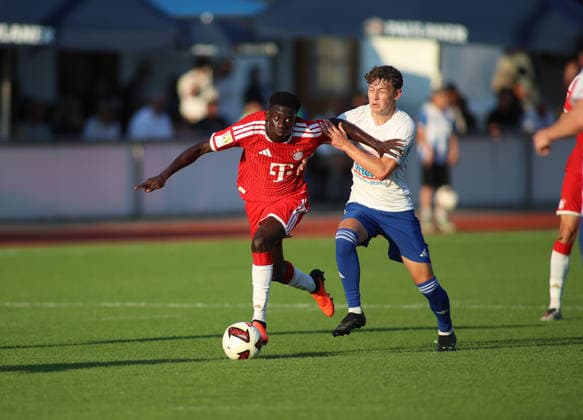 Fussball, Herren, Bundesliga, Saison 2026 2027, FC Rottach-Egern - FC Bayern München, Testspiel, Trainingslager, Rottach-Egern Bara Ndiaye (FC Bayern München) (li.) im Zweikampf mit Ball im Angriff *** Soccer, Men s, Bundesliga, 2026–2027 Season, FC Rottach Egern vs. FC Bayern Munich, Friendly Match, Training Camp, Rottach Egern: Bara Ndiaye of FC Bayern Munich in a one-on-one battle with the ball on the attack