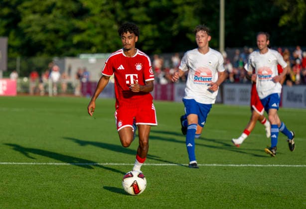 RECORD DATE NOT STATED 30.07.2026, Fussball Bundesliga 2026 2027, Trainingslager FC Bayern München in Rottach-Egern am Tegernsee (Bayern). Testspiel FC Rottach Egern - FC Bayern München, li: Nathaniel Brown (FC Bayern München) am Ball *** July 30, 2026, 2026–2027 Bundesliga, FC Bayern Munich training camp in Rottach Egern on Lake Tegernsee, Bavaria; friendly match between FC Rottach Egern and FC Bayern Munich; Nathaniel Brown (left) of FC Bayern Munich in possession of the ball