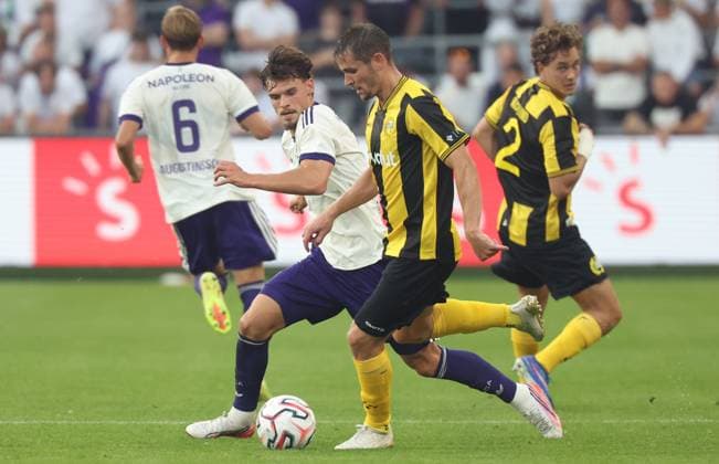 Anderlecht s Lukas Ambros fights for the ball during a soccer game between Belgian RSC Anderlecht and Swedish Hammarby IF, Thursday 30 July 2026 in Brussels, the return leg of the second qualifying round for the UEFA Europa League. The first leg ended in a 1-1 draw. VIRGINIExLEFOUR  x182422890x