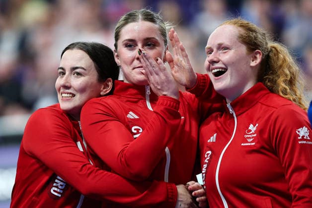 Glasgow 2026 Commonwealth Games Picture by Alex Whitehead SWpix.com - 30 07 2026 - Glasgow 2026 Commonwealth Games - Track cycling, Rad, Radsport, Bahnrad, Bahn and Para Track Cycling - Sir Chris Hoy Velodrome, Glasgow, Scotland - Women™s Team Sprint Final - Podium - Lowri Thomas, Emma Finucane, Rhian Edmunds of Wales on the podium before receiving the Commonwealth Gold Medal Glasgow Sir Chris Hoy Velodrome Scotland Copyright: x xSWpix.comx(t axPhotographyxHubxLtd)xAlexxWhitehead SWpix.comx SWP-3030-16238