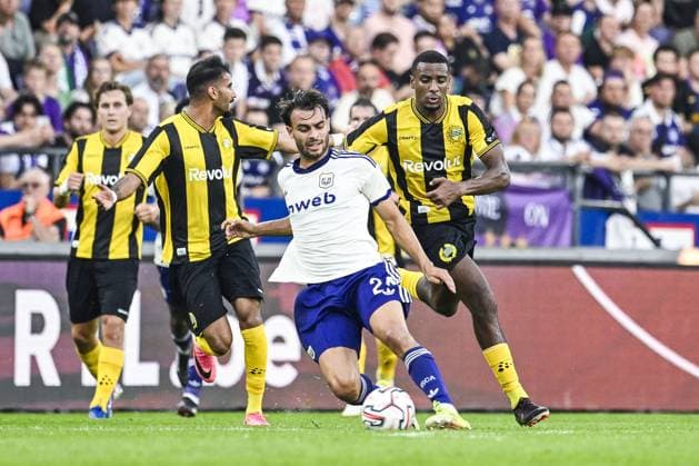 Anderlecht s Enric Llansana and Hammarby s Paulos Abraham pictured in action during a soccer game between Belgian RSC Anderlecht and Swedish Hammarby IF, Thursday 30 July 2026 in Brussels, the return leg of the second qualifying round for the UEFA Europa League. The first leg ended in a 1-1 draw. TOM GOYVAERTS TomxGoyvaerts  x182422998x
