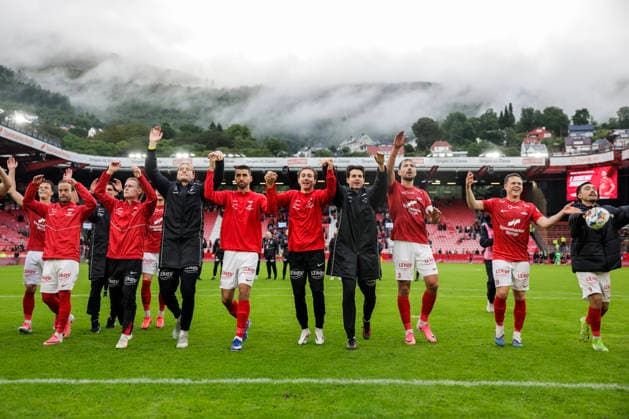 Sport Bilder des Tages UEFA Conference Leauge 2026: Brann - FC Universitatea Cluj Bergen 20260730. Branns spillere etter kampslutt i UEFA Conference Leauge-kampen i fotball mellom SK Brann og FC Universitatea Cluj pa Brann stadion. Foto: Paul S. Amundsen NTB Bergen Norge EDITORIAL USE ONLY. RESTRICTED USE FOR BETTING COMPANIES Ref:_SPOPDvnW_OiFvU.jpg *** UEFA Conference League 2026 Brann FC Universitatea Cluj Bergen 20260730 Brann players after the final whistle in the UEFA Conference League soccer match between SK Brann and FC Universitatea Cluj at Brann Stadium. Photo: Paul S. Amundsen, NTB, Bergen, Norway. EDITORIAL USE ONLY RESTRICTED USE FOR BETTING COMPANIES  Copyright: xPaulxS.xAmundsenx xNTBx