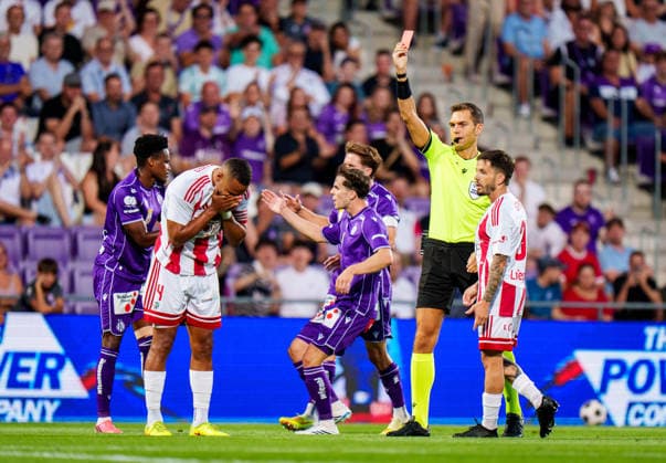 SOCCER - UEFA ECL, A.Wien vs Liepaja VIENNA,AUSTRIA,30.JUL.26 - SOCCER - UEFA Conference League, qualification, Austria Wien vs FK Liepaja. Image shows Marvin Martins (Liepaja) and referee Luca Zufferli. Keywords: red card.  GEPAxpictures xEdgarxEisner