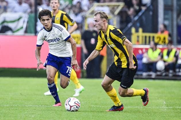 Anderlecht s Ali Maamar and Hammarby s Victor Lind pictured in action during a soccer game between Belgian RSC Anderlecht and Swedish Hammarby IF, Thursday 30 July 2026 in Brussels, the return leg of the second qualifying round for the UEFA Europa League. The first leg ended in a 1-1 draw. TOM GOYVAERTS TomxGoyvaerts  x182423036x