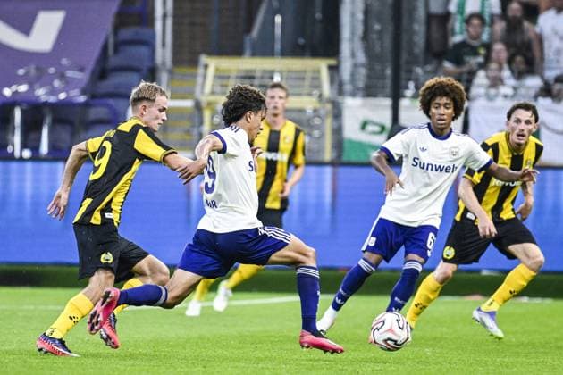 Hammarby s Victor Lind and Anderlecht s Ali Maamar pictured in action during a soccer game between Belgian RSC Anderlecht and Swedish Hammarby IF, Thursday 30 July 2026 in Brussels, the return leg of the second qualifying round for the UEFA Europa League. The first leg ended in a 1-1 draw. TOM GOYVAERTS TomxGoyvaerts  x182423093x
