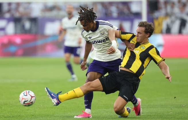 Anderlecht s Jayden Onia-Seke and Hammarby s Hampus Skoglund fight for the ball during a soccer game between Belgian RSC Anderlecht and Swedish Hammarby IF, Thursday 30 July 2026 in Brussels, the return leg of the second qualifying round for the UEFA Europa League. The first leg ended in a 1-1 draw. VIRGINIExLEFOUR  x182423095x