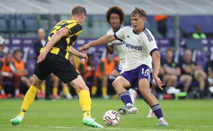Hammarby s Frederik Winther and Anderlecht s Danylo Sikan fight for the ball during a soccer game between Belgian RSC Anderlecht and Swedish Hammarby IF, Thursday 30 July 2026 in Brussels, the return leg of the second qualifying round for the UEFA Europa League. The first leg ended in a 1-1 draw. VIRGINIExLEFOUR  x182423195x